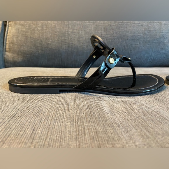 Tory Burch Women's Miller Patent Thong Sandal, Black 8.5 - Picture 7 of 8